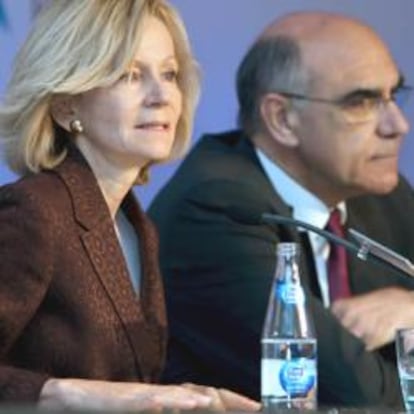 Elena Salgado, junto al presidente del Círculo de Economía, Salvador Alemany