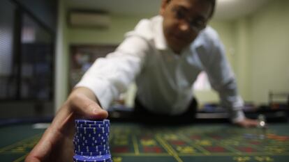 Un aspirante a crupier en uno de los casinos de la regi&oacute;n. 