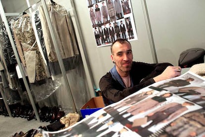 El diseñador Roberto Etxebarría, que desfila en el EGO de la 53ª Cibeles Madrid Fashion Week, en el <i>backstage</i>.