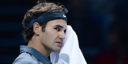 Federer se seca el sudor después del partido