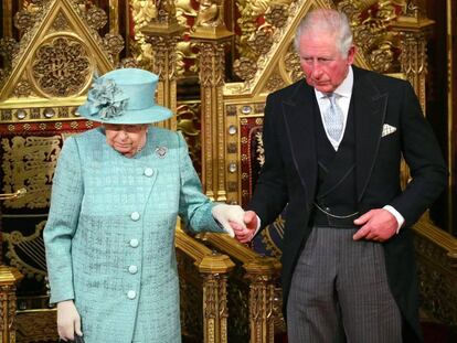 Isabel II abandona este jueves el Palacio de Westminster, acompañada de su hijo Carlos de Inglaterra
