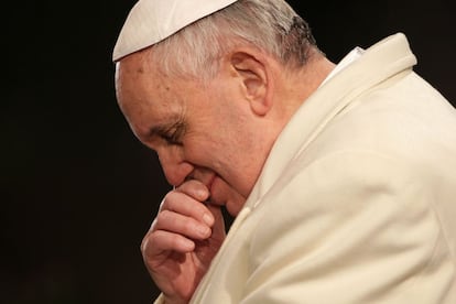 El papa Francisco participa en su primer via crucis de Viernes Santo en el Coliseo de Roma, el 29 de marzo de 2013.