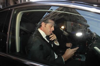 23/01/2014. Rosell, sale de su casa, en dirección al Camp Nou, el día que anunció su dimisión como presidente del Barcelona.
