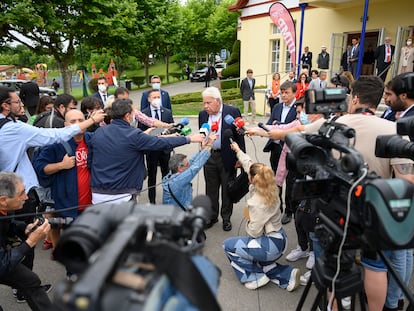 El expresidente del Gobierno Felipe González (en el centro) se dirige a los medios antes de participar en los diálogos sobre España en la UIMP este lunes en Santander.