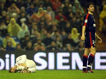 Michel Salgado, en el suelo, tras ser pisado por Pablo Alfaro en el partido de la primera vuelta.