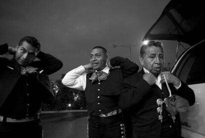 Miembros del Mariachi Real se preparan antes de salir a tocar. Ramón Ponce Sr. (a la derecha), de 73 años, lleva 52 presentándose como mariachi.