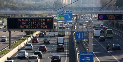 Carteles luminosos en la M-30 anuncian la prohibición de circular a vehículos con matrícula par durante el 29 de diciembre del año pasado.