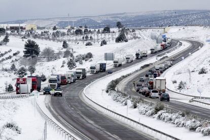 Cortes en la autovía A-23, en el tramo entre la Puebla de Valverde y Sarrión, en Teruel, por placas de hielo debido al temporal de frío y nieve.