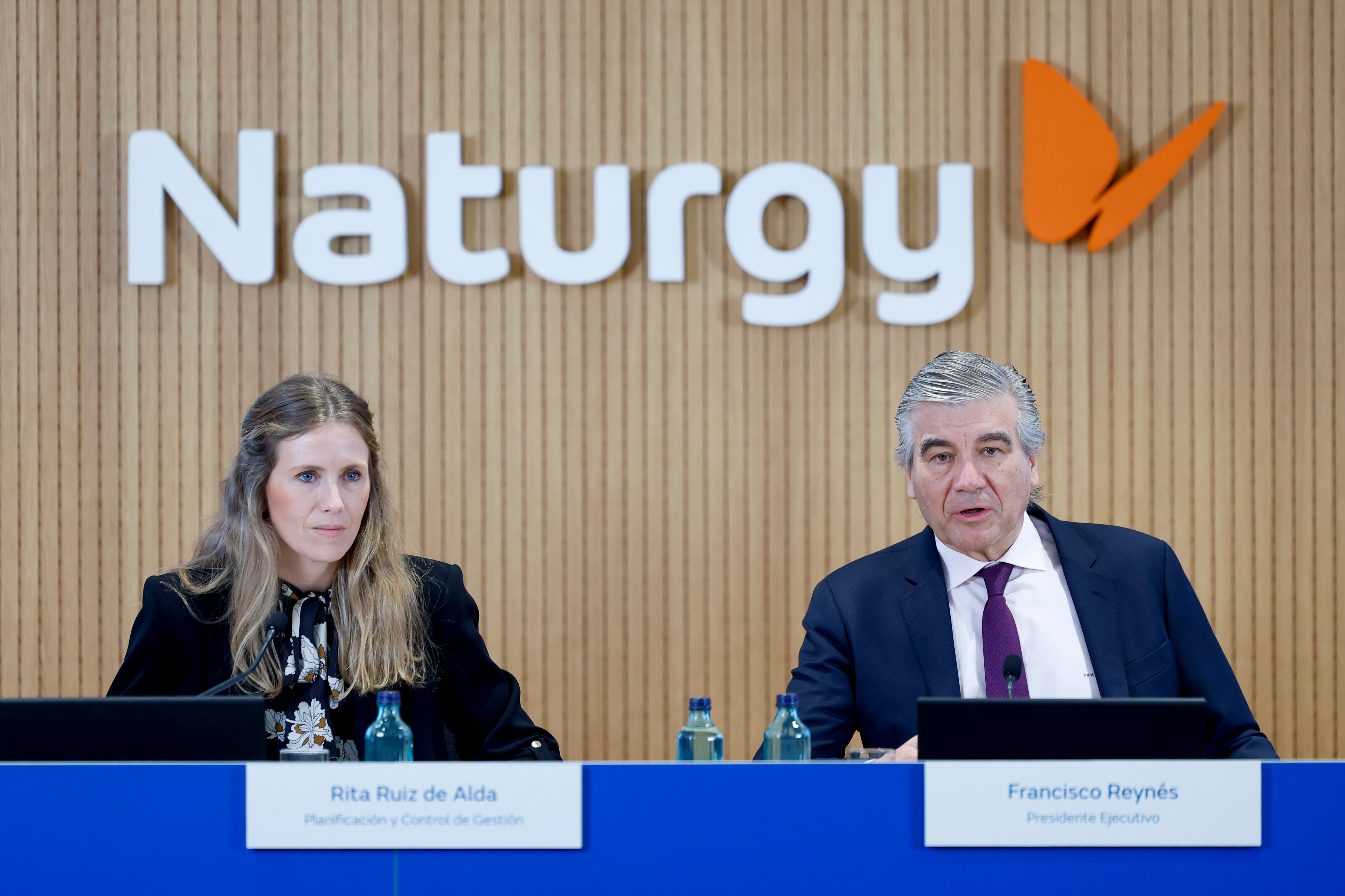 El presidente de Naturgy, Francisco Reynés, y la responsable de Control de Gestión del grupo, Rita Ruiz de Alda, en la rueda de prensa de presentación de los resultados de 2024 el pasado jueves.