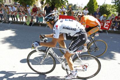 Alberto Contador y Samuel Sánchez luchan por llegar escapados en la 17ª etapa del Tour.