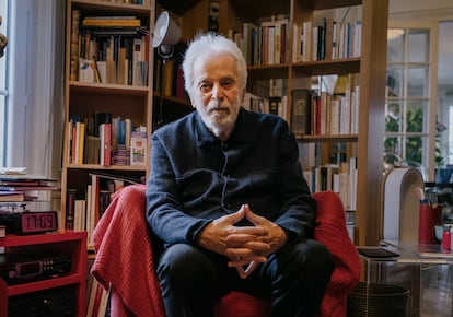 El escritor y artista Alejandro Jodorowsky, en su casa de París el pasado martes.