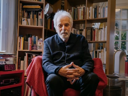 El escritor y artista Alejandro Jodorowsky, en su casa de París el pasado martes.