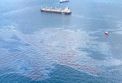 Vertido de combustible prodendente del Buque 'AM Ghent', de pabellón de Liberia en la Bahía de Algeciras hoy viernes, en una foto de Salvamento Marítimo