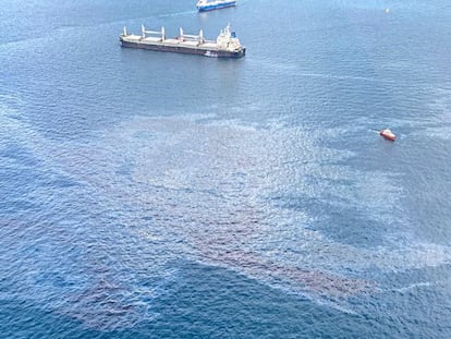 Vertido de combustible prodendente del Buque 'AM Ghent', de pabellón de Liberia en la Bahía de Algeciras hoy viernes, en una foto de Salvamento Marítimo