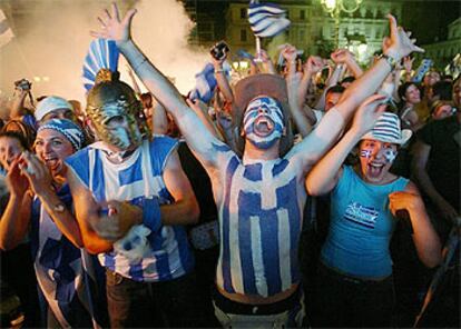 Miles de griegos han celebrado el inesperado triunfo de su selección. En Atenas se han congregado en varios lugares, sobre todo en la plaza Omonia, donde muchos jóvenes han festejado el histórico triunfo vestidos con los colores de su país.