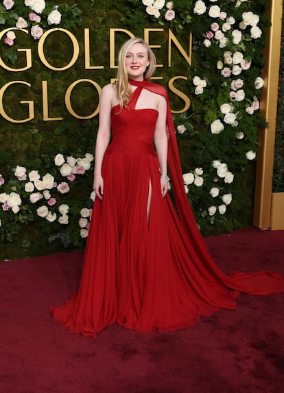 Dakota Fanning, que estaba nominada por 'Ripley', lució un vestido de similares características al de Heidi Klum: tejido vaporoso, aperturas estratégicas y un color rotundo. En su caso, el rojo. 