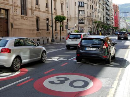 Una calle de Bilbao con señales del límite de velocidad.