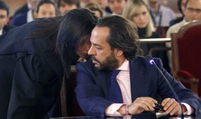 Álvaro Pérez, the indicted manager of Orange Market, confers with his lawyer during the Gürtel trial on Thursday.