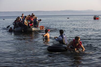 Un bote con refugiados sirios y afganos llega a la isla griega de Lesbos.