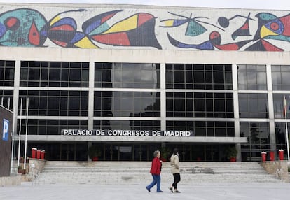 Fachada del Palacio de Congresos con el mural de Miró.