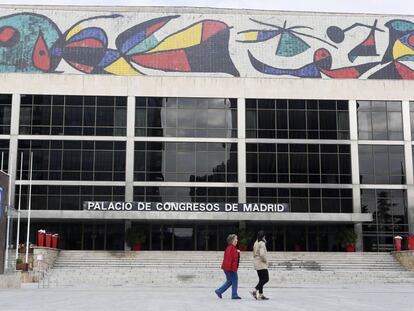 Fachada del Palacio de Congresos con el mural de Miró.