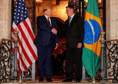Los entonces presidentes Trump y Bolsonaro se saludan antes de una cena en la mansión del primero en Florida, en marzo de 2020.