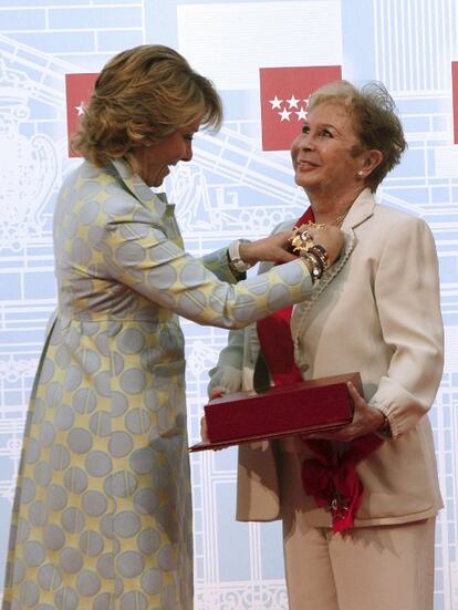 La presidenta de la Comunidad de Madrid Esperanza Aguirre impone la Gran Cruz de la Orden del Dos de Mayo a la actriz y empresaria Lina Morgan.