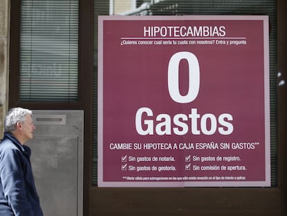 Cartel publicitario de la entidad que ofrece el cambio de hipoteca sin gastos.