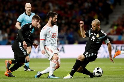 El centrocampista de España Isco Alarcón supera a Javier Mascherano, durante el partido amistoso entre España y Argentina.