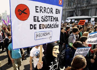 Cientos de estudiantes de las universidades e institutos madrileños, en la marcha convocada por "Tomalafacultad" y la Asamblea Interinstitutos en solidaridad con los estudiantes de Valencia y contra los recortes en educación.