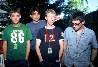 <p><strong>Quién, dónde y cuándo.</strong> Blur. 10 de agosto de 1997. FIB Benicàssim <strong><br />Por qué se canceló. </strong> La tercera edición del FIB, aparte de por su crecimiento exponencial, es recordada por ser del año del diluvio universal -y eso que se celebró del 8 al 10 de agosto-. La severa tormenta de la última jornada se llevó por delante parte del escenario mientras actuaba el grupo escocés Urusei Yatsura y obligó a la suspensión de la mayoría de las actuaciones previstas, de ilustres como Blur -principalmente-, Pavement o Veruca Salt. Más de 15.000 personas desafiaron a las inclemencias y aguantaron con la esperanza de que la música volviera a sonar, pero la organización decidió suspender el festival y la Guardia Civil y la Policía desalojaron el recinto. <strong><br />Momento de máxima tensión.</strong> Milagrosamente no hubo heridos. Preocupados por su propia seguridad, los asistentes comprendieron que en esas circunstancias iba a resultar imposible disfrutar de los conciertos. El periodista <a href="http://www.duendemad.com/es/extra-15-anos-fib-heineken/1997-el-ano-de-la-tormenta" target="_blank">David Saavedra lo recuerda así</a>: "La música paró, el griterío atronó y lo siguiente que recuerdo es salir corriendo por la zona de prensa, un techo volando mientras Stephen Malkmus y Spiral Stairs (Pavement) miraban acojonados, llegar al exterior del recinto y ver a mis colegas saltando con alborozo sobre los charcos. '¡Esto es el apocalipsis y la gente se ha vuelto majara!', pensé, al tiempo que empezaba a sentirme abatido por la frustración de saber que el festival tenía que cancelarse y que no iba a poder ver ni a Pavement ni a Blur ni a Veruca Salt". En la imagen, Blur en 1997.</p>