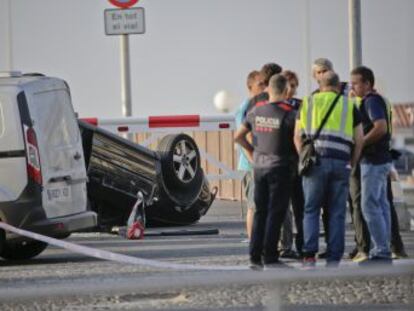 Los fallecidos salieron de un coche armados con cuchillos tras atropellar a varias personas y saltarse un control