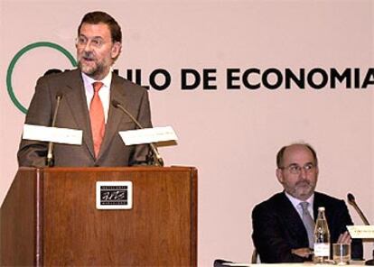 Mariano Rajoy, líder del PP, y Antoni Bufrau, presidente del Círculo de Economía, ayer en Barcelona.