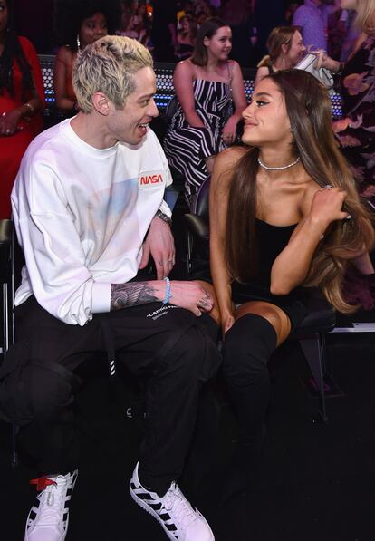 Pete Davidson y Ariana Grande durante la gala de los premios VMA de la MTV.