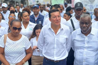 El registrador nacional, Hernán Penagos (al centro), en la marcha para pedir la liberación de Jefferson Murillo, el 11 de enero.