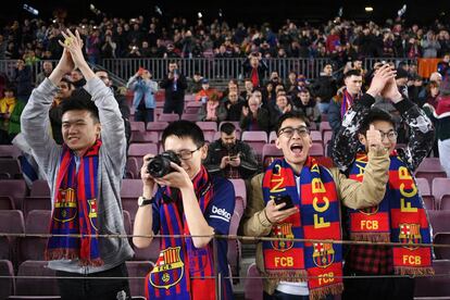 Seguidores asiáticos del Barcelona animan a los jugadores durante el calentamiento.