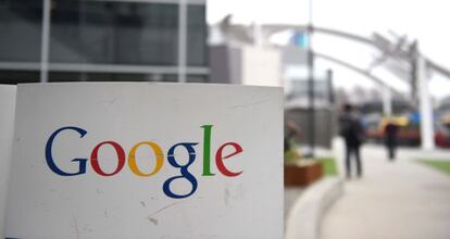 El logo de Google en uno de los campus que la compañía