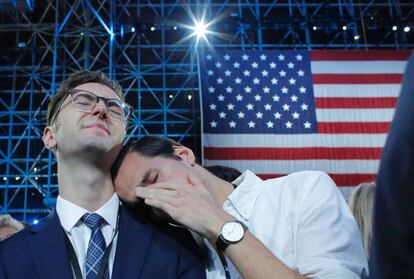 Dos seguidores de Clinton se lamentan de los resultados electorales en Nueva York.