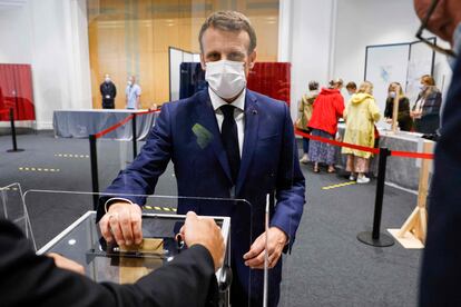 El presidente francés, Emmanuel Macron, vota este domingo en la segunda vuelta de las regionales en la población costera de Le Touquet.