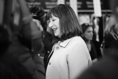 Anjelica Huston en el backstage del desfile de Michael Kors.