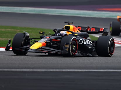 El Red Bull de Max Verstappen, seguido del McLaren de Lando Norris durante el GP de China.