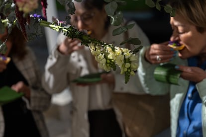 Asistentes comen en la mesa del pasado (mieles multiflora), durante la muestra realizada en Centro, institución de Ciudad de México.