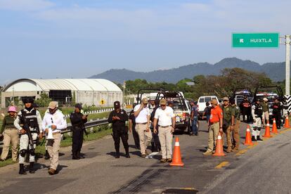 Elementos del Instituto Nacional de Migración y Guardia Nacional bloquean una carretera en Huixtla, en el Estado de Chiapas, este 21 de noviembre.