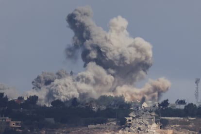 Varias columnas de humo se elevan sobre el cielo tras un ataque aéreo israelí en el sur del Líbano, este miércoles. 