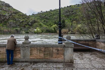 Un vecino observa el caudal del río Tajo a su paso por Toledo, este sábado. 
