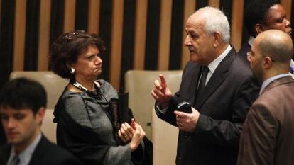 El embajador palestino en la ONU, Riyad Mansour, habla con la embajadora de EE UU, Rosemay Di Carlo.