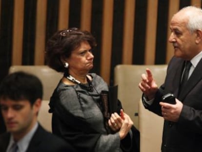 El embajador palestino en la ONU, Riyad Mansour, habla con la embajadora de EE UU, Rosemay Di Carlo.