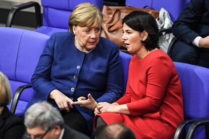 Angela Merkel habla con Annalena Baerbock, la nueva candidata de los Verdes, durante una sesión del Parlamento alemán en enero de 2020.