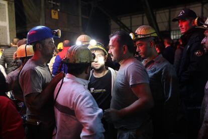 Turquía sufre con cierta frecuencia graves accidentes en las minas de carbón, que los sindicatos achacan a las escasas medidas de seguridad en un sector donde las empresas habitualmente se saltan las regulaciones. En la imagen, personal de rescate trabajan en el exterior de la mina.