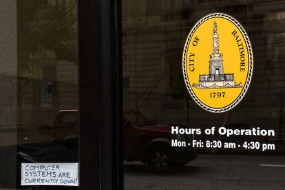 Un cartel en el Ayuntamiento de Baltimore hace referencia a la 'caída' de los sistemas debido al 'hackeo', el pasado 10 de mayo.